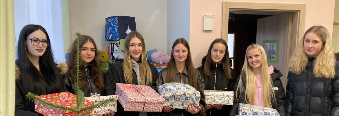 Naši žáci pomáhali v akci Krabice od bot 2025